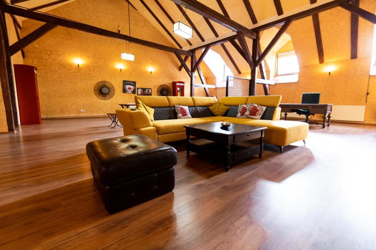 The Attic - Large Open-space In The Old Town Of Brasov, Minutes Away From The Black Church Apartment